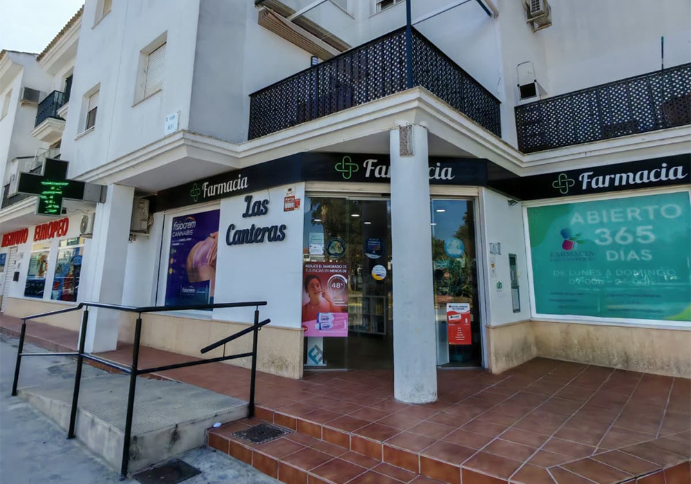 Exterior de la Farmacia Las Canteras en Puerto Real, Cádiz