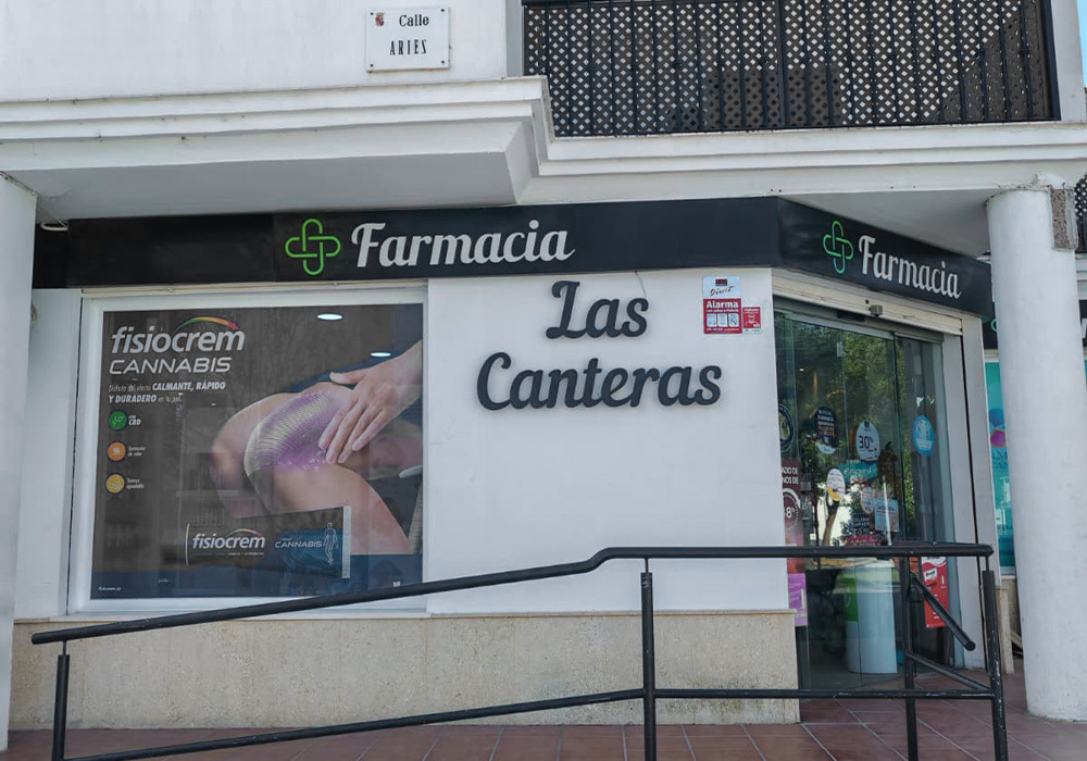 Fachada de la Farmacia Las Canteras en Puerto Real, Cádiz