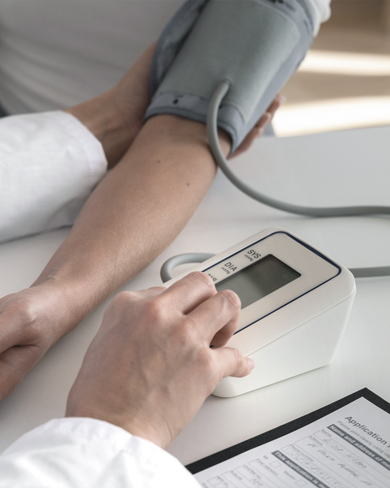 Toma de tensión arterial en Farmacia Las Canteras, en Puerto Real, Cádiz