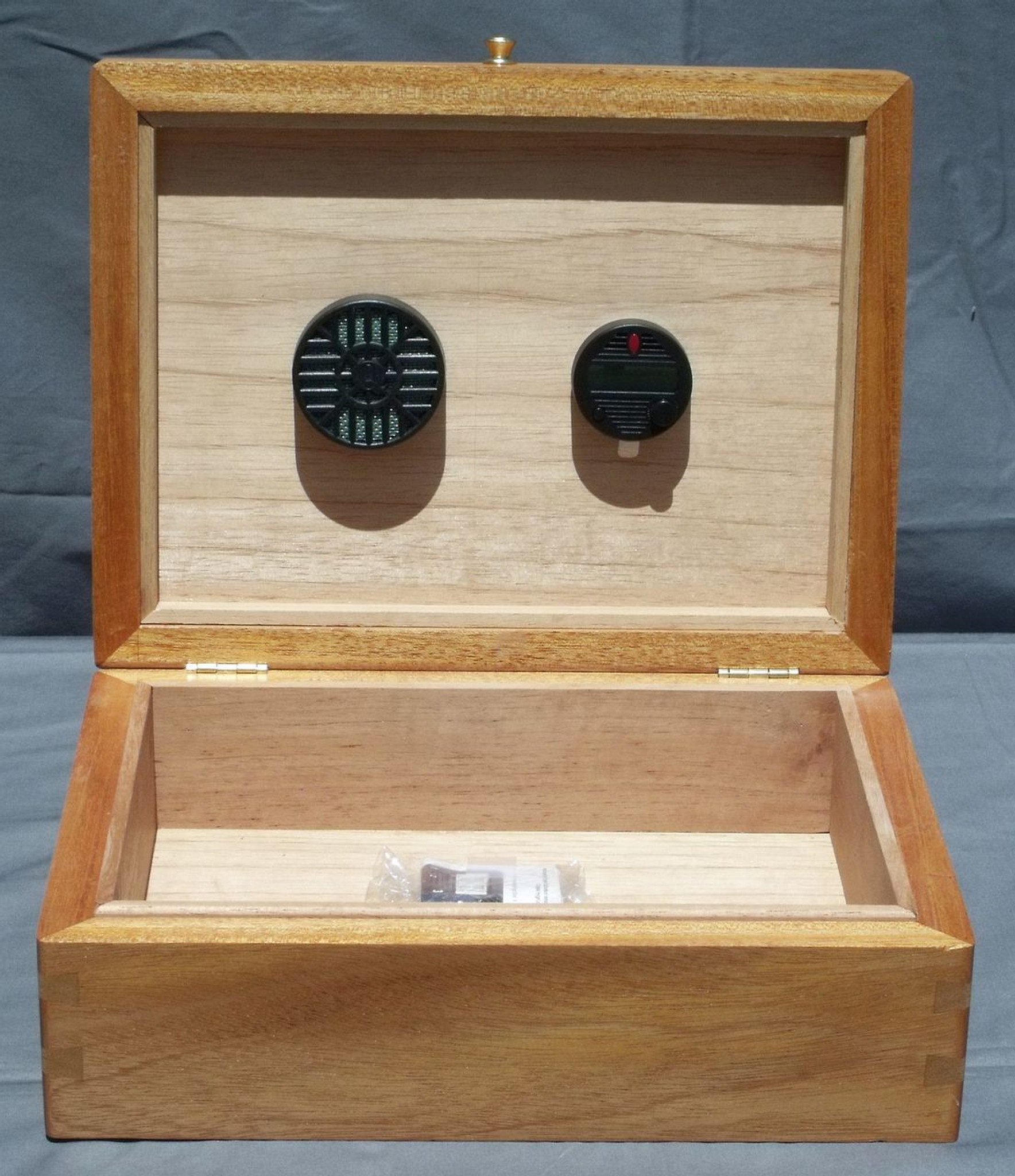 hugge tone tekst Mahogany and Planetree burl humidor - R designs