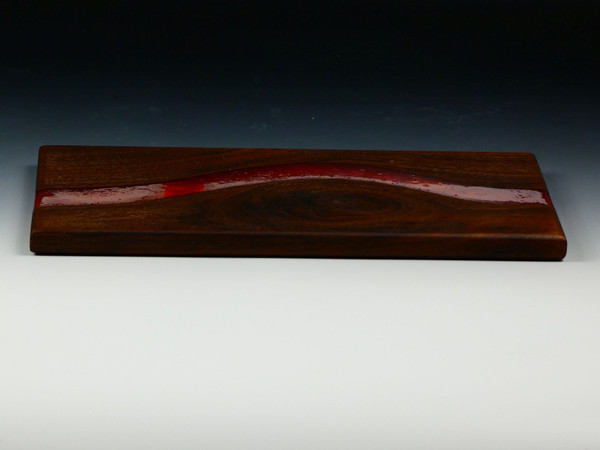 A side view of the serving board.