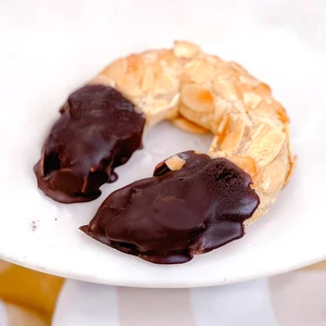 Almond Horn Cookie [∼3.5"]