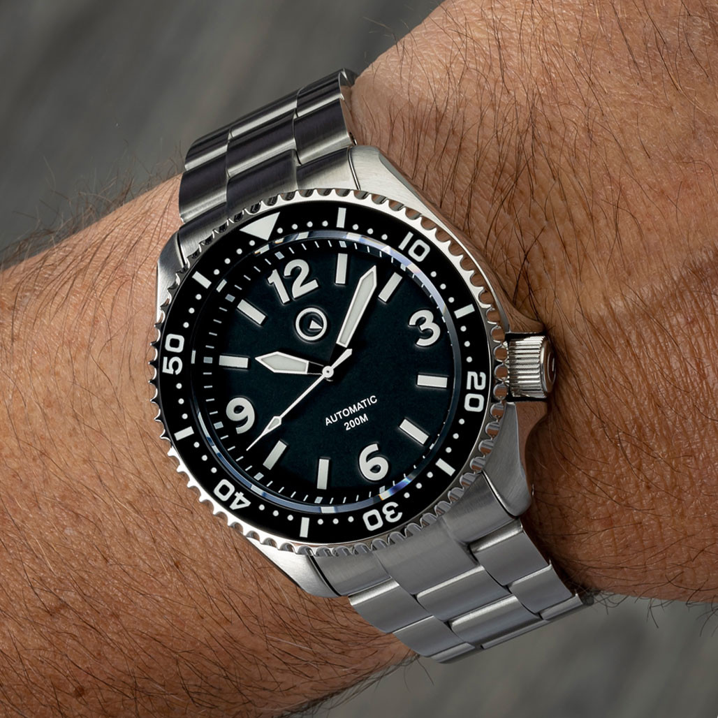 Islander Pilot-Style Dial Automatic Dive Watch with Bracelet, AR