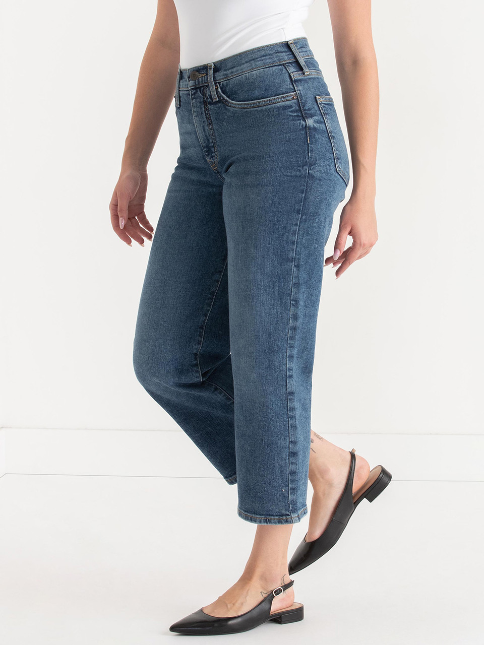 Lucy Straight Leg Cropped Jeans in Mid Wash