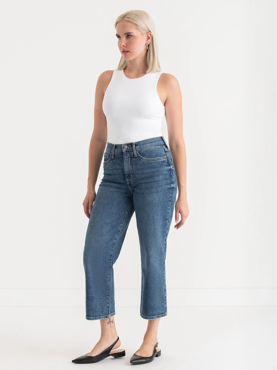 Lucy Straight Leg Cropped Jeans in Mid Wash
