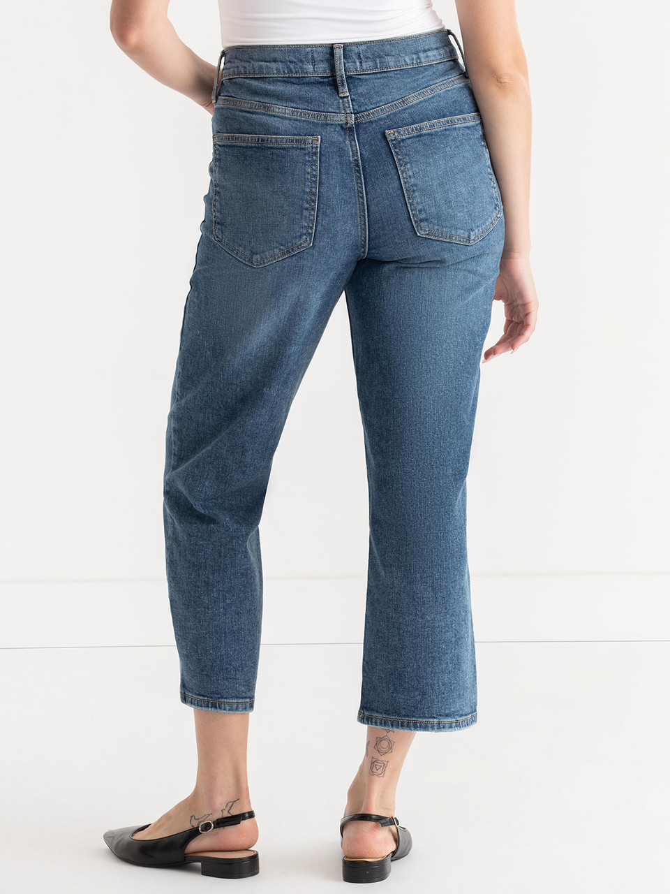 Lucy Straight Leg Cropped Jeans in Mid Wash
