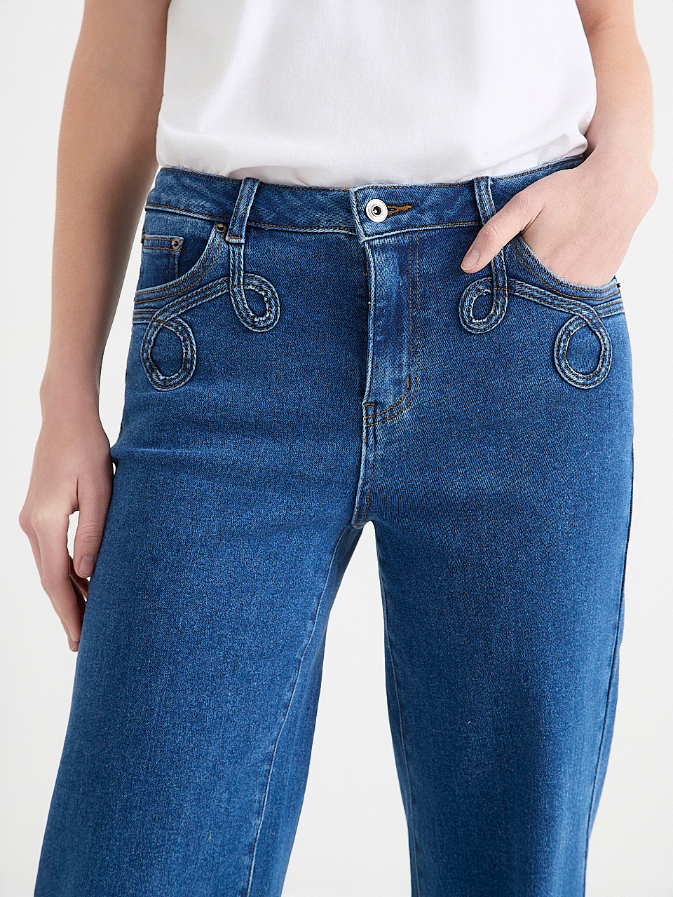 Loose Straight Jeans with Applique