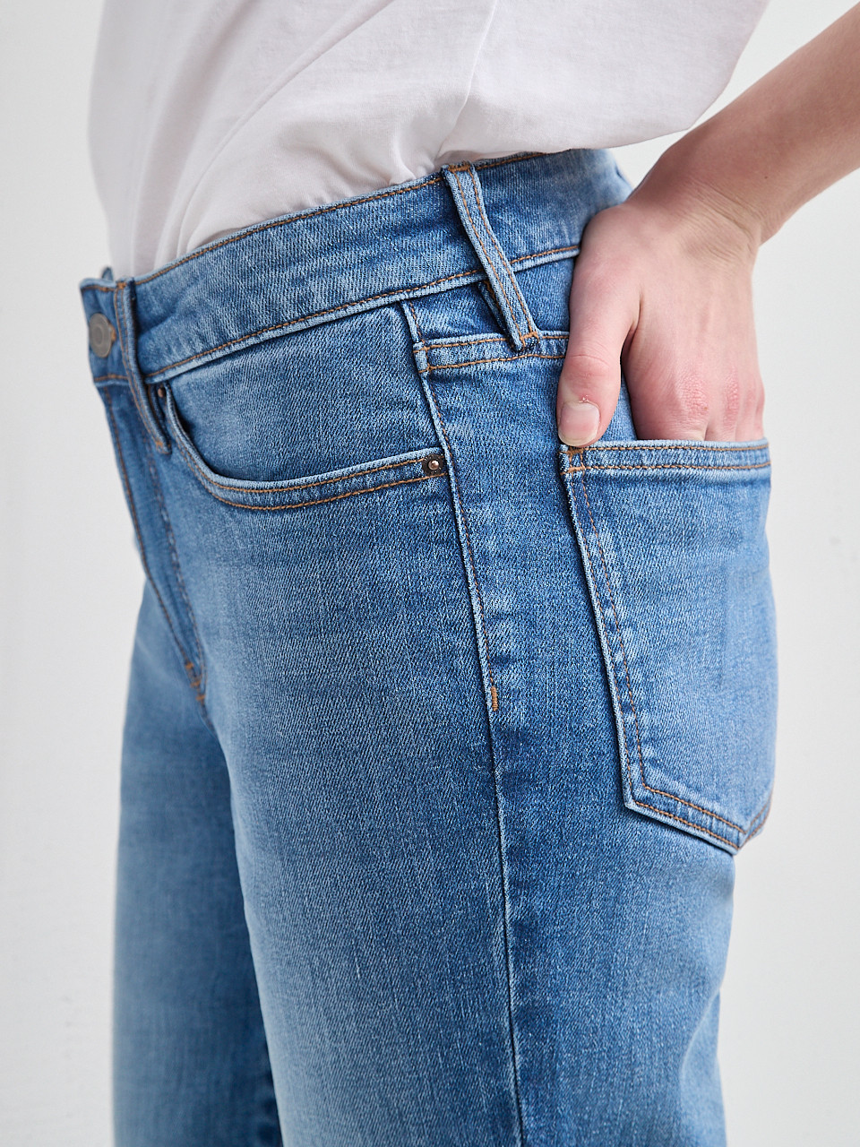 Mid Rise Straight Leg Jean Wash