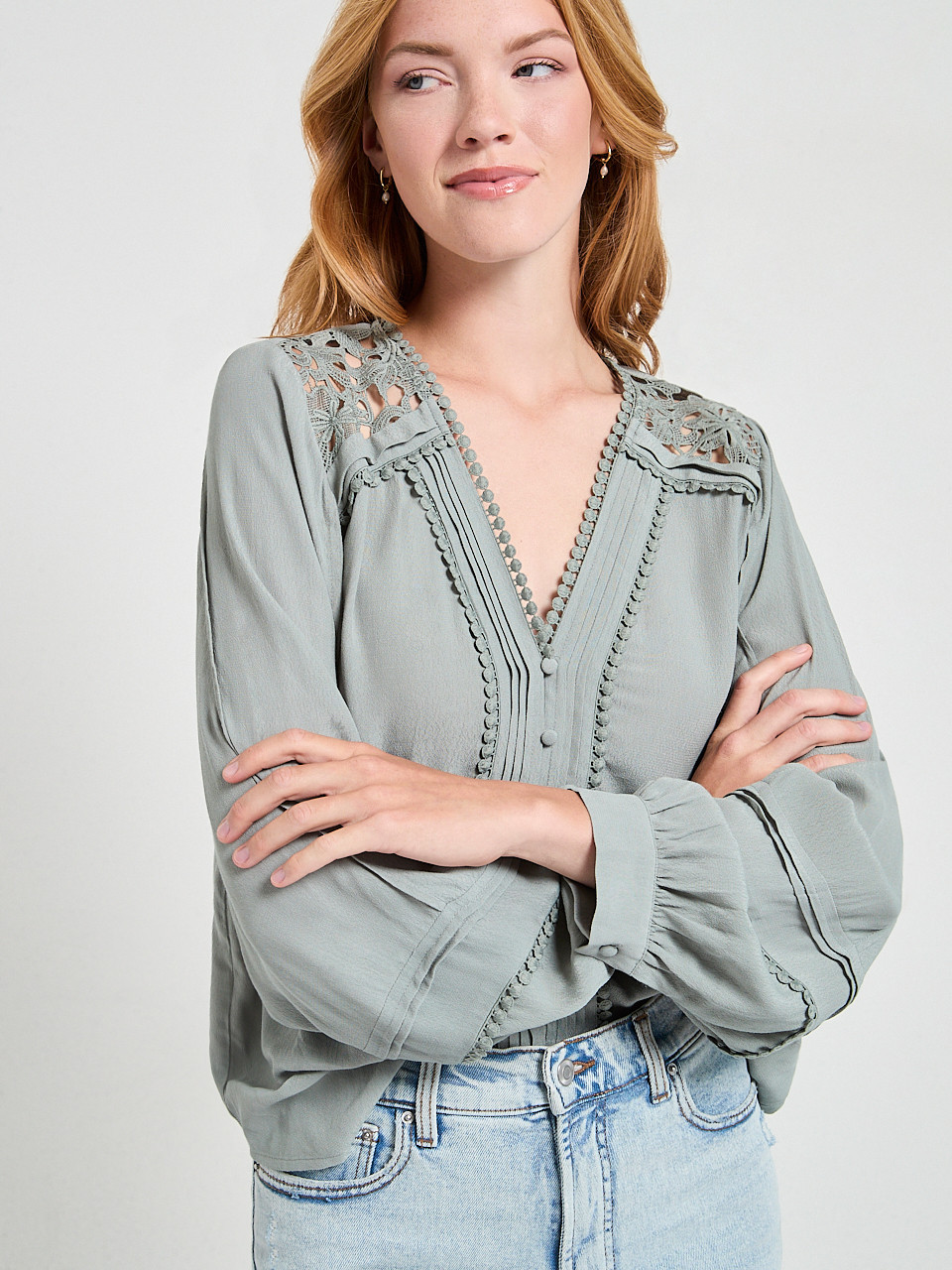 Long Sleeve Lace Trim Blouse in Lilas
