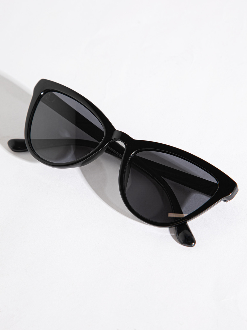 Black Cat Eye Frame Sunglasses with Case