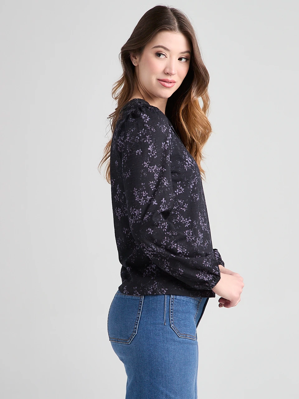 Long Sleeve V-Neck T-Shirt in Black Ditsy