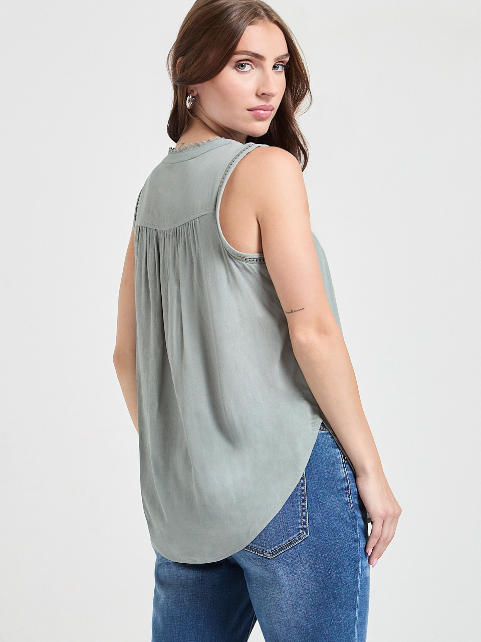 Sleeveless Crochet Insert Top Lilas