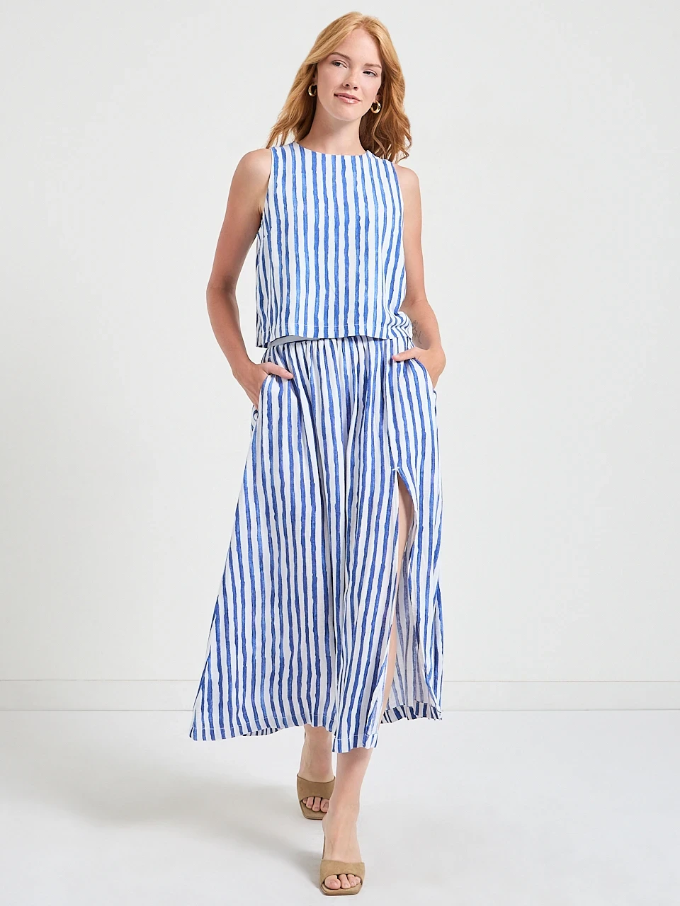 Fitted Sleeveless Linen Blend Top in Wavy Print