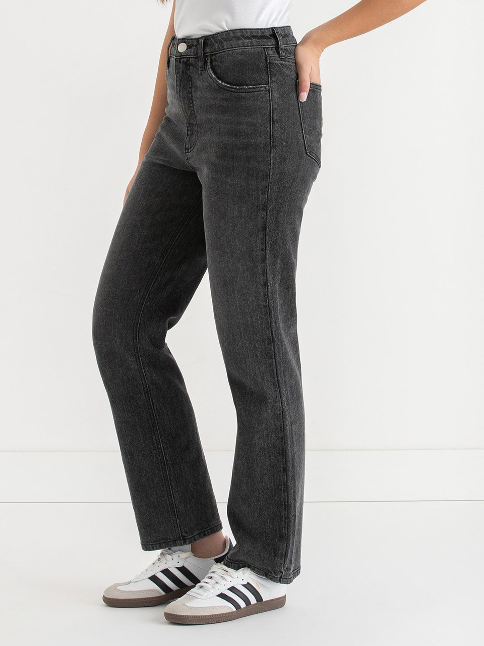Lucy 90's Straight Jeans in Washed Black
