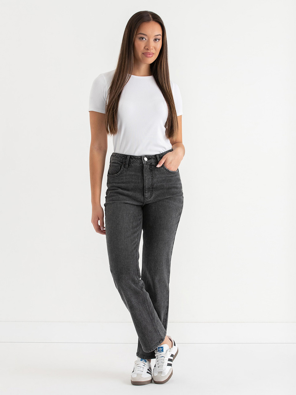 Lucy 90's Straight Jeans in Washed Black