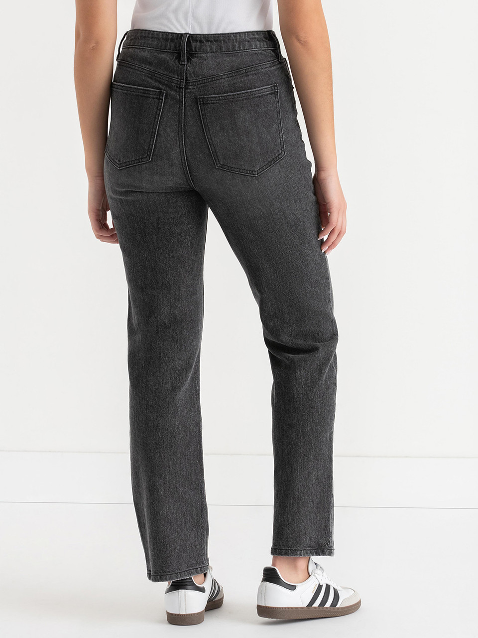Lucy 90's Straight Jeans in Washed Black