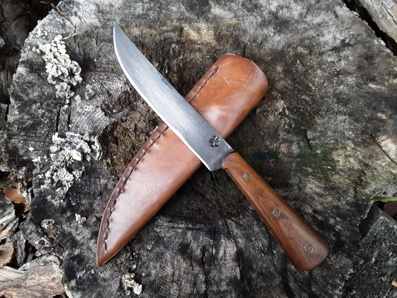 English style trade knife with rounded maple handle