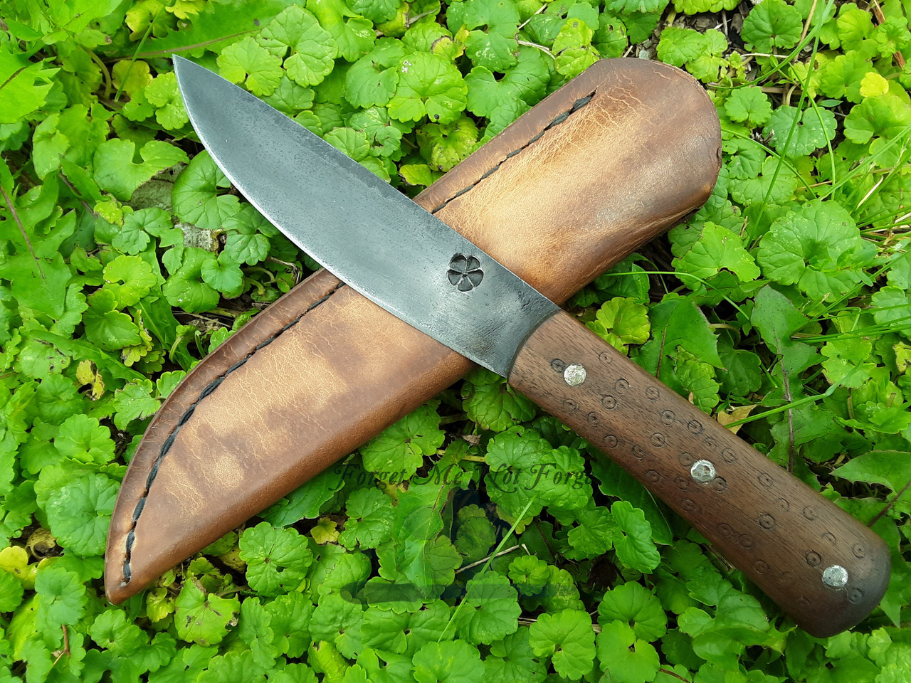 18th century roach belly trade knife with walnut handle and dots