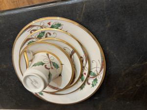LENOX  HOLIDAY NOUVEAU GOLD 5PC CHRISTMAS BONE CHINA  SET FOR 1 NEW 
Make your holiday celebration extra stylish with Lenox Holiday Nouveau Gold Dinnerware.

This bone china collection brings rich festive flair to the table with a green and red plaid ribbon with holly leaves and berries design accented by a rich gold band.