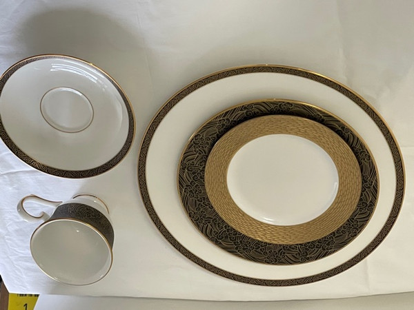 Marchesa Mandarin Five Pc Place Setting With Footed Cup 