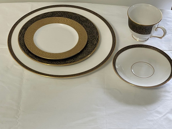 Marchesa Mandarin Five Pc Place Setting With Footed Cup 