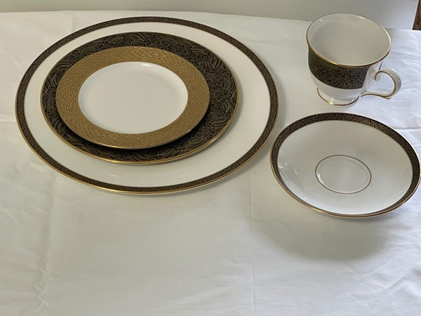 Marchesa Mandarin Five Pc Place Setting With Footed Cup 