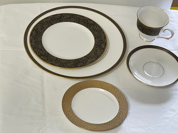 Marchesa Mandarin Five Pc Place Setting With Footed Cup 