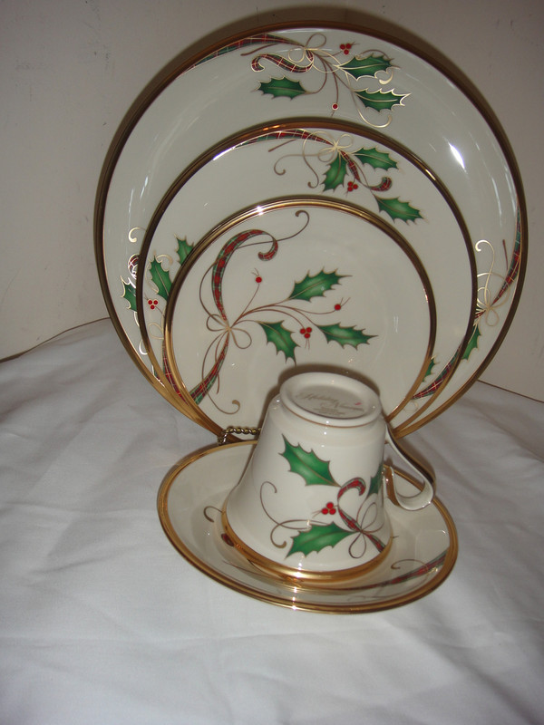 LENOX  HOLIDAY NOUVEAU GOLD 5PC CHRISTMAS BONE CHINA  SET FOR 1 NEW 
Make your holiday celebration extra stylish with Lenox Holiday Nouveau Gold Dinnerware.

This bone china collection brings rich festive flair to the table with a green and red plaid ribbon with holly leaves and berries design accented by a rich gold band.