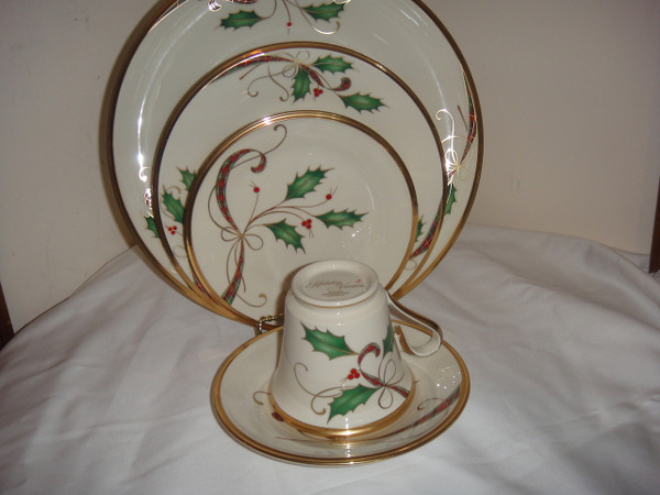 LENOX  HOLIDAY NOUVEAU GOLD 5PC CHRISTMAS BONE CHINA  SET FOR 1 NEW 
Make your holiday celebration extra stylish with Lenox Holiday Nouveau Gold Dinnerware.

This bone china collection brings rich festive flair to the table with a green and red plaid ribbon with holly leaves and berries design accented by a rich gold band.