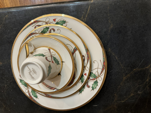LENOX  HOLIDAY NOUVEAU GOLD 5PC CHRISTMAS BONE CHINA  SET FOR 1 NEW 
Make your holiday celebration extra stylish with Lenox Holiday Nouveau Gold Dinnerware.

This bone china collection brings rich festive flair to the table with a green and red plaid ribbon with holly leaves and berries design accented by a rich gold band.