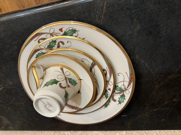 LENOX  HOLIDAY NOUVEAU GOLD 5PC CHRISTMAS BONE CHINA  SET FOR 1 NEW 
Make your holiday celebration extra stylish with Lenox Holiday Nouveau Gold Dinnerware.

This bone china collection brings rich festive flair to the table with a green and red plaid ribbon with holly leaves and berries design accented by a rich gold band.