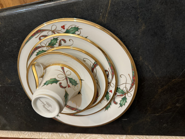 LENOX  HOLIDAY NOUVEAU GOLD 5PC CHRISTMAS BONE CHINA  SET FOR 1 NEW 
Make your holiday celebration extra stylish with Lenox Holiday Nouveau Gold Dinnerware.

This bone china collection brings rich festive flair to the table with a green and red plaid ribbon with holly leaves and berries design accented by a rich gold band.
