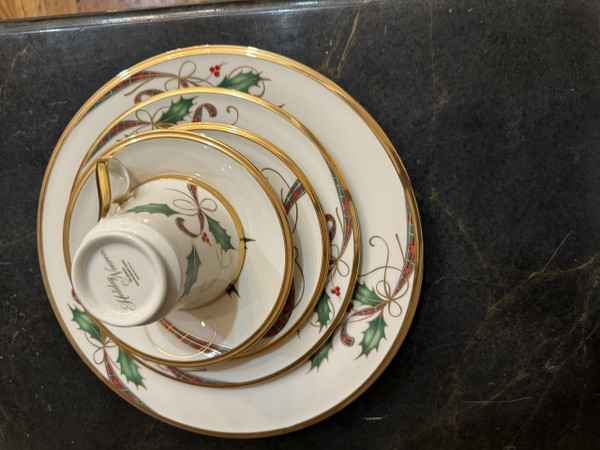 LENOX  HOLIDAY NOUVEAU GOLD 5PC CHRISTMAS BONE CHINA  SET FOR 1 NEW 
Make your holiday celebration extra stylish with Lenox Holiday Nouveau Gold Dinnerware.

This bone china collection brings rich festive flair to the table with a green and red plaid ribbon with holly leaves and berries design accented by a rich gold band.