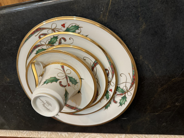 LENOX  HOLIDAY NOUVEAU GOLD 5PC CHRISTMAS BONE CHINA  SET FOR 1 NEW 
Make your holiday celebration extra stylish with Lenox Holiday Nouveau Gold Dinnerware.

This bone china collection brings rich festive flair to the table with a green and red plaid ribbon with holly leaves and berries design accented by a rich gold band.