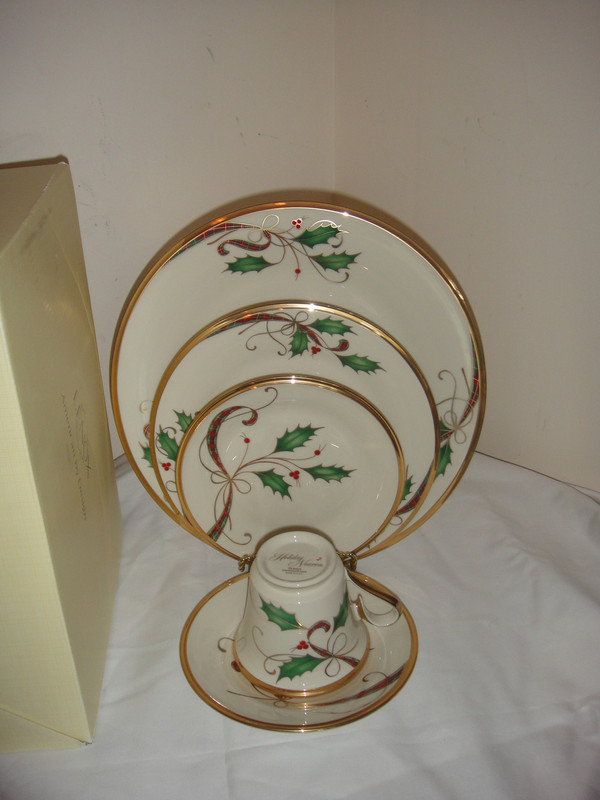 Lenox Holiday Nouveau Gold 42pc Set Christmas Bone China Set For 8