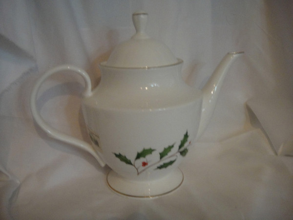 Lenox Holly Gold Teapot with Lid New