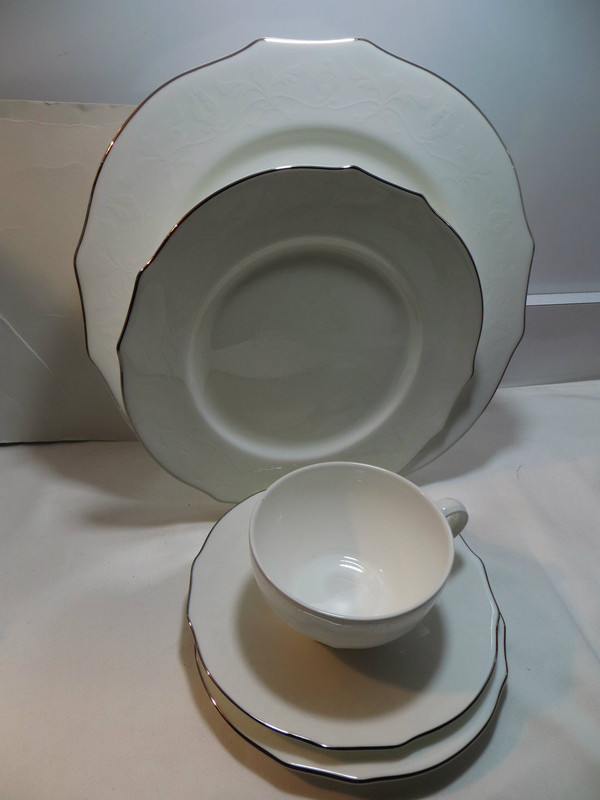 Richard Ginori Duchessa  Embossed Virginia Bone White Platinum 