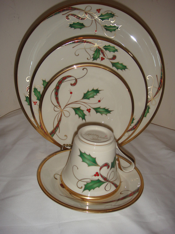 LENOX  HOLIDAY NOUVEAU GOLD 5PC CHRISTMAS BONE CHINA  SET FOR 1 NEW 
Make your holiday celebration extra stylish with Lenox Holiday Nouveau Gold Dinnerware.

This bone china collection brings rich festive flair to the table with a green and red plaid ribbon with holly leaves and berries design accented by a rich gold band.