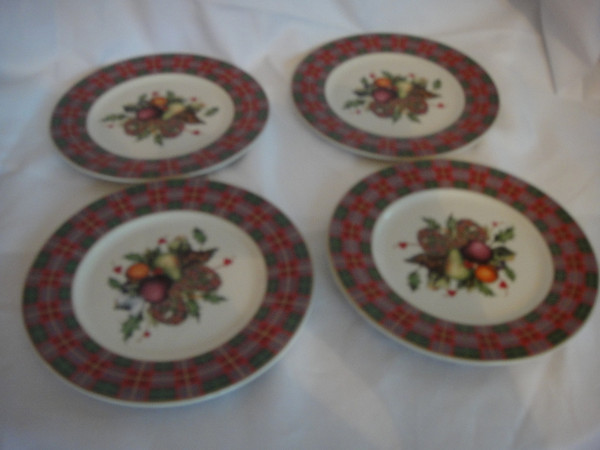 Lenox Holiday Tartan Set of 4 Ttbit Party Plates New no  Box