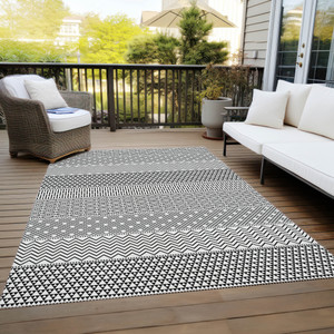 8' X 10' White And Black Chevron Washable Indoor Outdoor Area Rug