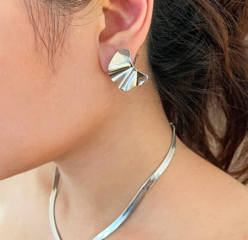 JACQUELINE SILVER WAVY STUD EARRING