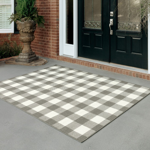 7' X 10' Gray and Ivory Indoor Outdoor Area Rug