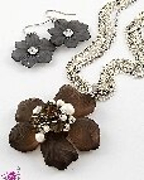 Akila in Silver/ Dark Brown