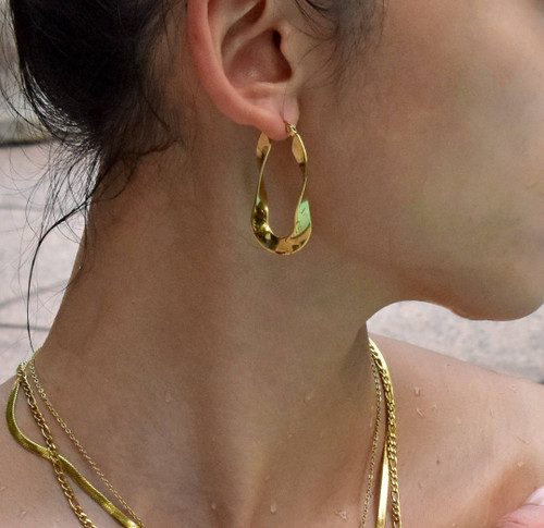PERLA GOLD TWIST MODERN HOOP EARRINGS