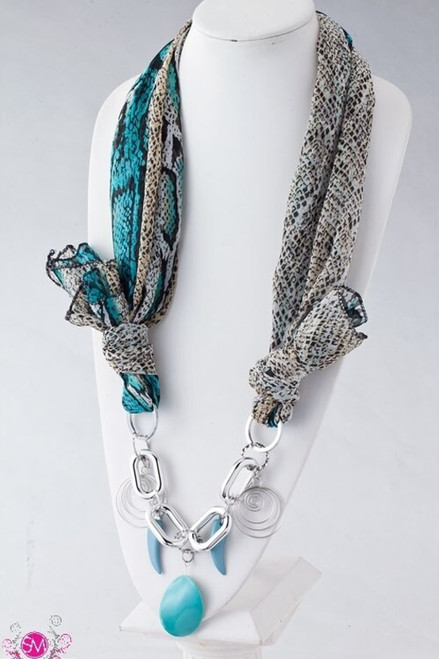 TEXTURE PRINT CHAIN SCARF