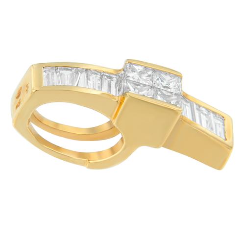 14 Karat Yellow Gold 1 1/10 Carat Total Diamond Weight Baguette and Princess Cut Overlapping Diamond Drop Pendant Necklace 