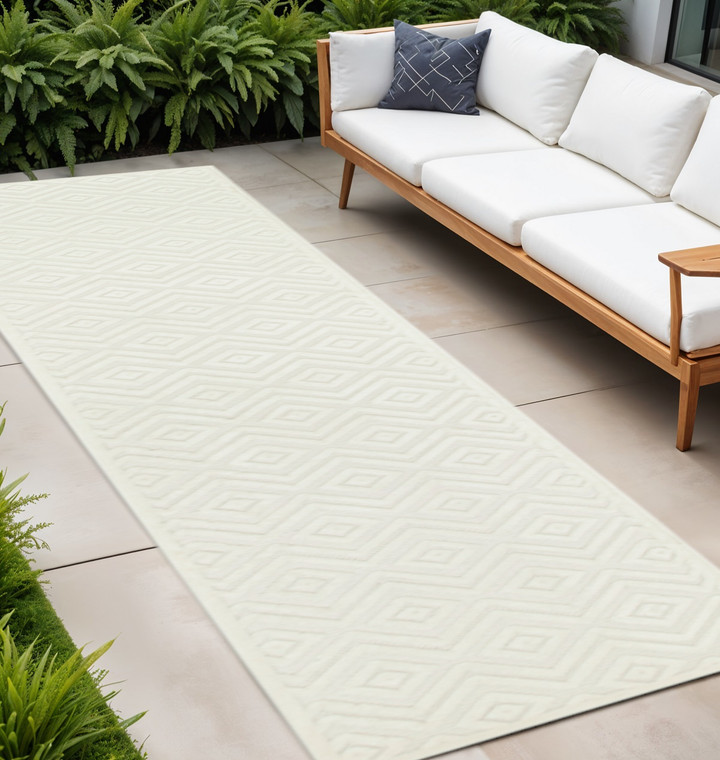 20' Ivory And White Geometric Indoor Outdoor Runner Rug