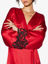Robe de chambre courte en soie rouge avec broderie en guipure «frastaglio» noire x_4