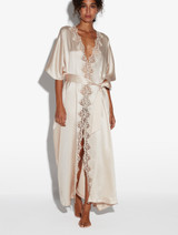 Robe de chambre longue en soie beige rosé avec macramé frastaglio_1