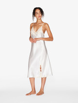 Chemise de nuit courte en satin de soie blanc rehaussée d’une broderie en guipure « frastaglio »_1
